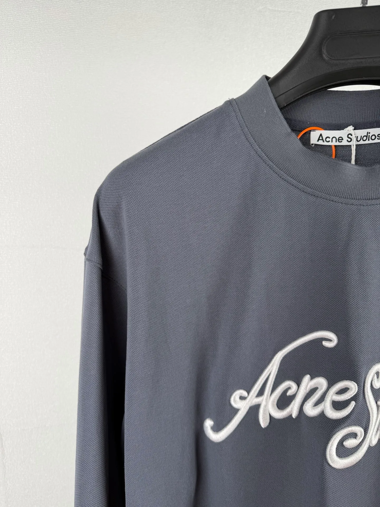 ACNE Studios embroidered logo long-sleeved T-shirt. Customized matte luxury piqué cotton. The texture is dense, soft and skin-friendly. The misty night black is the keynote. The delicate texture is smudged with luxurious soft light. The iconic embroidered logo is engraved on the chest. The same logo on the hem is exquisitely echoed. The minimalist silhouette hides high-level recognition. It has both eye-catching tension and noble texture. It perfectly interprets the Scandinavian minimalist style. Unlock the code of street luxury trends. Process 1: Use imported machine embroidery technology. Use advanced computer control systems and precision mechanical components to realize Acne Studios logo work. High precision. Smooth and delicate lines. Process 2: The fabrics have been fermented and washed. The texture is better. Not easy to deform. Not easy to shrink. Not easy to fade. Maintain long-term beauty. Accessories: Customized 1:1 Acne trademark. Version: loose version. Size: S M L XL.